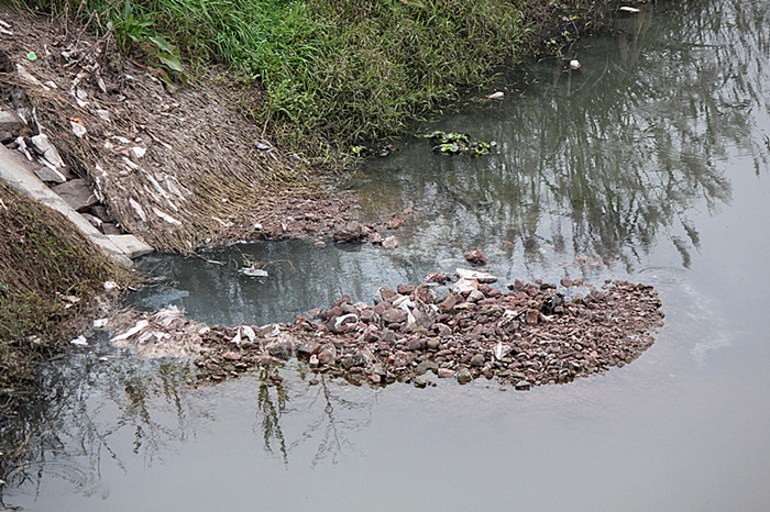 被污染的虎溪河2014.1.1摄于东大门无名桥.jpg